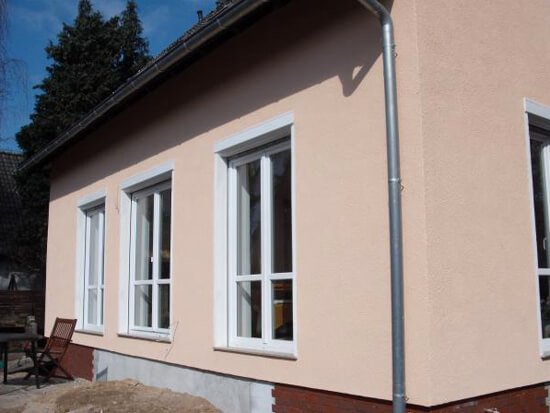 Wärmedämmung an einem Einfamilienhaus Bild von einem Haus bei der Montage einer Wärmedämmung